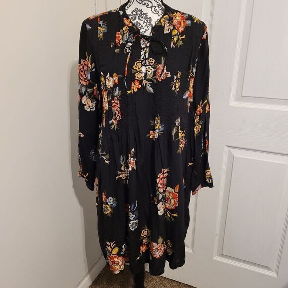 Old Navy lace up floral dress - Picture 1 of 5